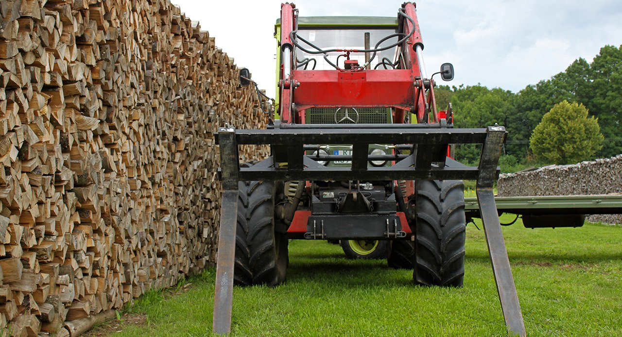 Unser Holz für Ihren Kaminofen ist Luftgetrocknet und besitzt eine Restfeuchte von unter 20 Prozent