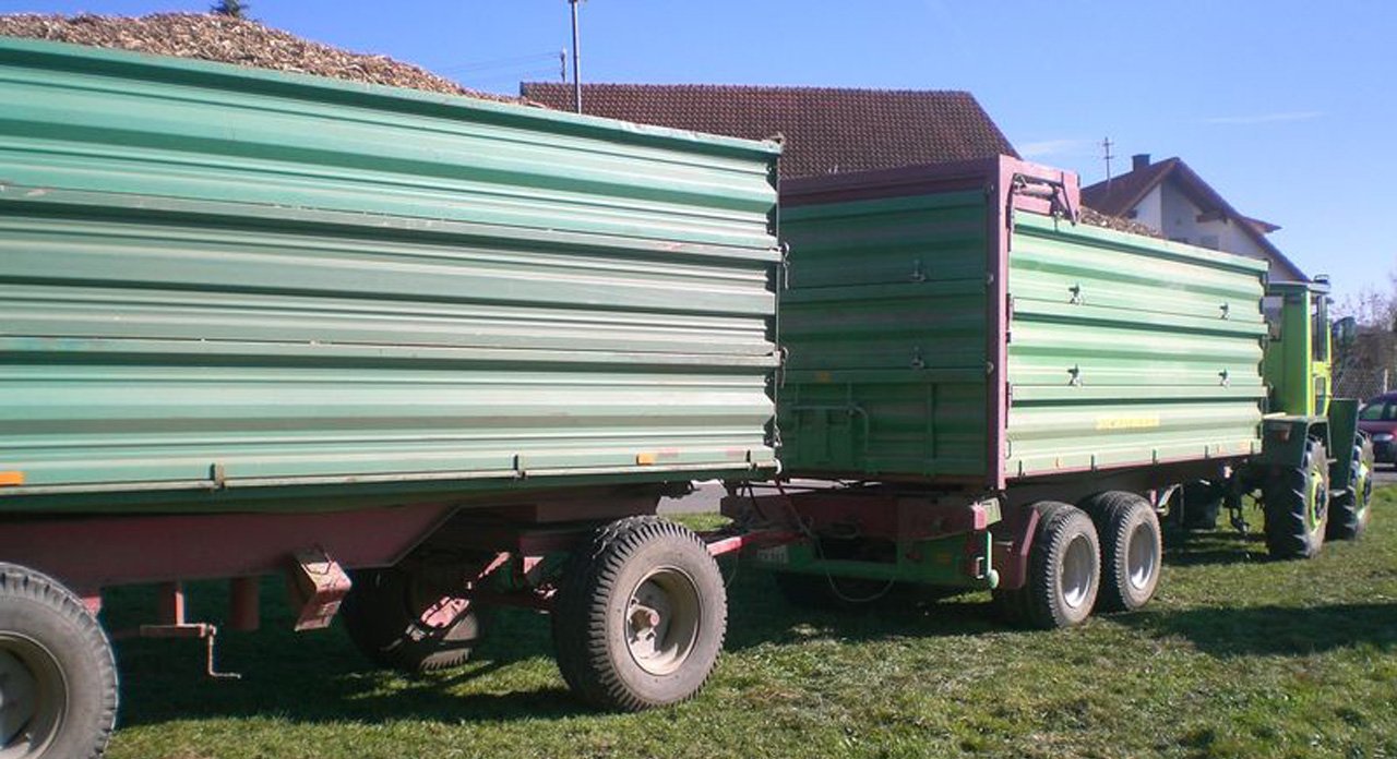 Transporte von Holz-Hackschnitzel und Häckselgut wie Mais, Gras, Silage, Silo durch Ladewagen mit Kratzbodenentladung in Abschiebetechnik