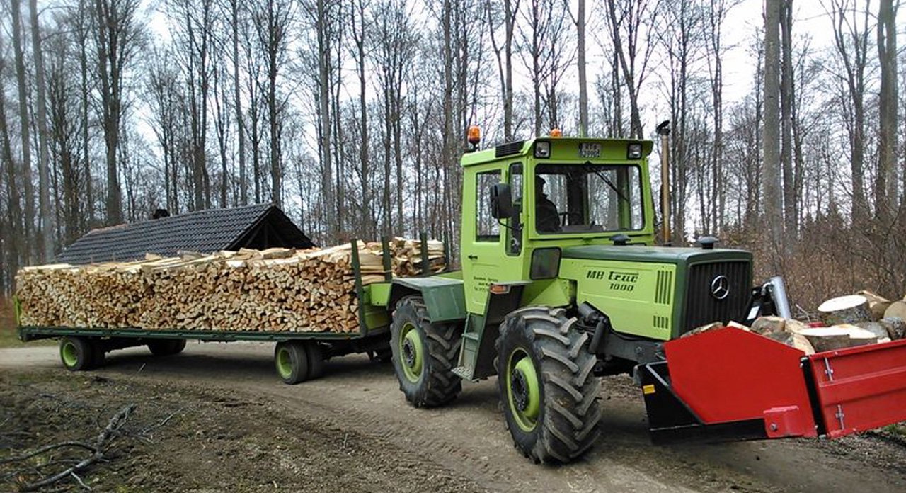 Wir führen landwirtschaftliche Lohnarbeiten wie z.B. Schüttguttransporte mit Kippanhängern durch